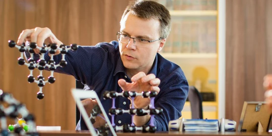 ERC grant pomáhá otevírat dveře, říká fyzikální chemik Otyepka