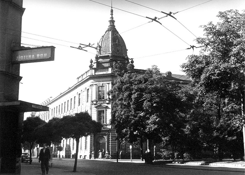 Český rozhlas: Roh budovy Vysoké školy chemicko-technologické v 60. letech