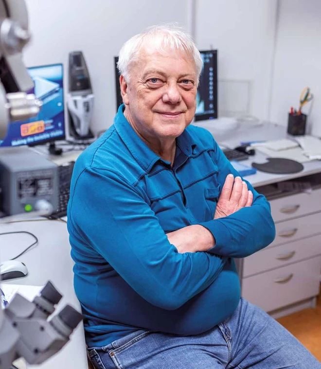 AVČR/Jana Plavec: Krása neviditelného krystalu. Jak se zkoumá skrytý svět atomů a molekul - Václav Petříček