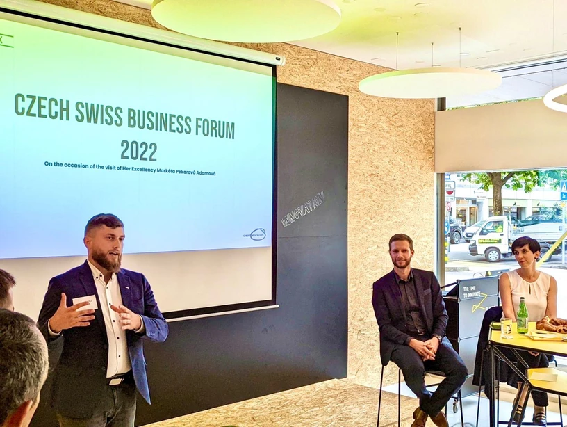 Adam Pruška: Loni Adam Pruška vystoupil také na Česko-švýcarském podnikatelském fóru, jehož se účastnila i předsedkyně Poslanecké sněmovny Parlamentu ČR Markéta Pekarová Adamová (vpravo)
