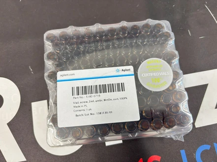 Agilent vialka, šroubovací uzávěr, jantarová, popisovací pole, certifikovaná, 2 ml, 100 ks/bal., 5182-0716 (Nové)