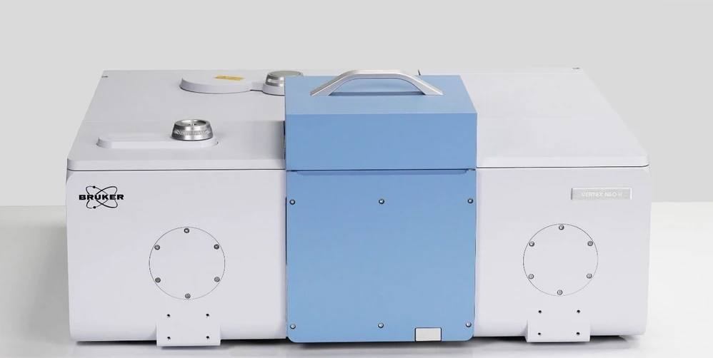 Bruker: VERTEX NEO R FTIR Spektrometr.