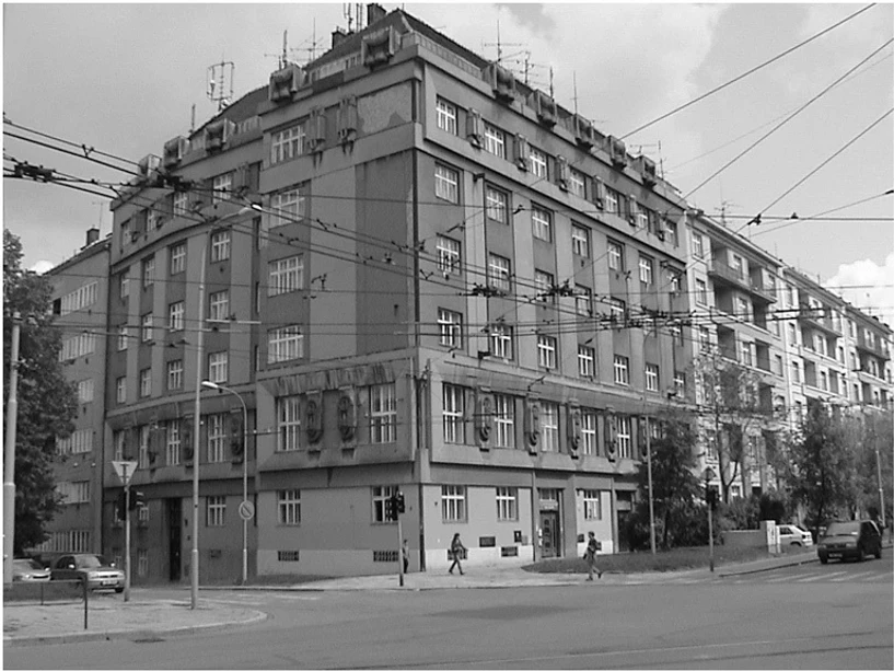 ČSHS: Obr. 1 - Budova, ve které sídlil starý ústav UIACh v přízemí a 1. patře rohu dnešních ulic Kounicova a Nerudova.