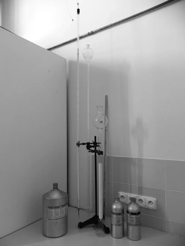 ČSHS: Obr. 1: Kolony pro otevřený systém a hliníkové lahve s aluminou