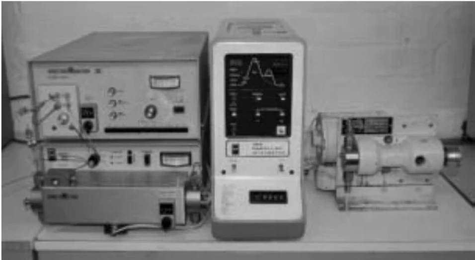 ČSHS: Obr. 1 LDC přístroj - vlevo dole Constametric pumpa, nahoře UV detektor, vpravo Milton Roy pumpa, uprostřed manuální integrátor
