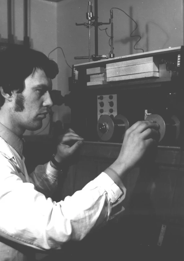 ČSHS: Obr. 2 - Autor u drátového transportního detektoru. V pozadí nahoře na stojanu kolona s dávkovačem a předkolona.