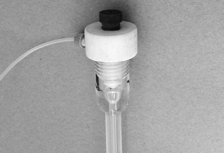 ČSHS: Obr. 2: Silnostěnná skleněná kolona s nástřikovou hlavou