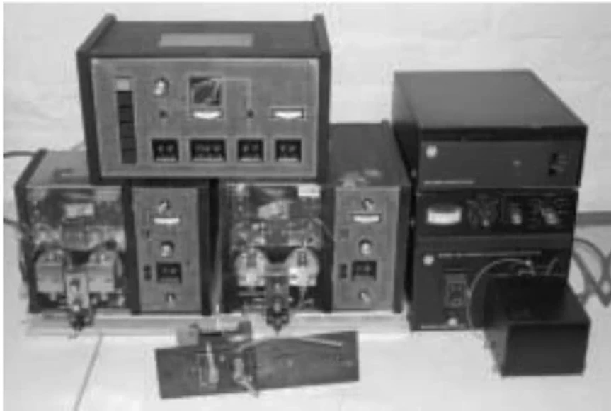 ČSHS: Obr. 2 Waters přístroj se dvěma pumpami M6000, RI401, UV a fluorescenčním detektorem Kratos