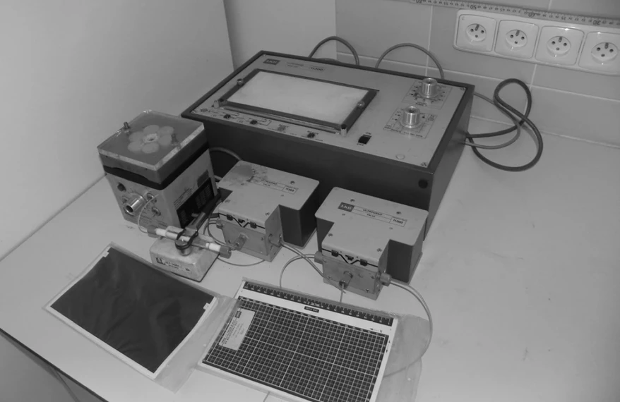 ČSHS: Obr. 3: Programátor gradientu firmy LKB Producter s papíry pro kreslení programu, s ventily a peristaltickým čerpadlem