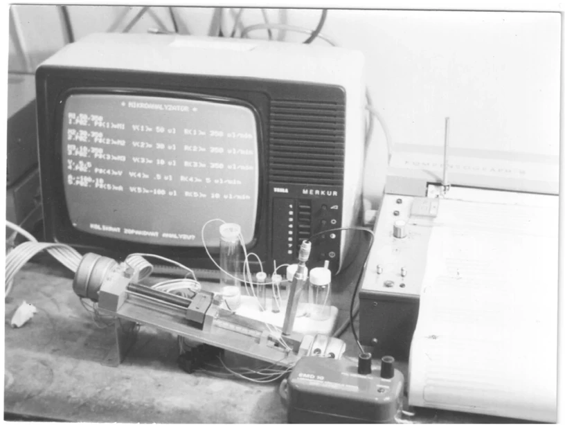ČSHS: Obr. 7b - Mikrokolonový kapalinový chromatograf - funkční vzorek, ref. (12).