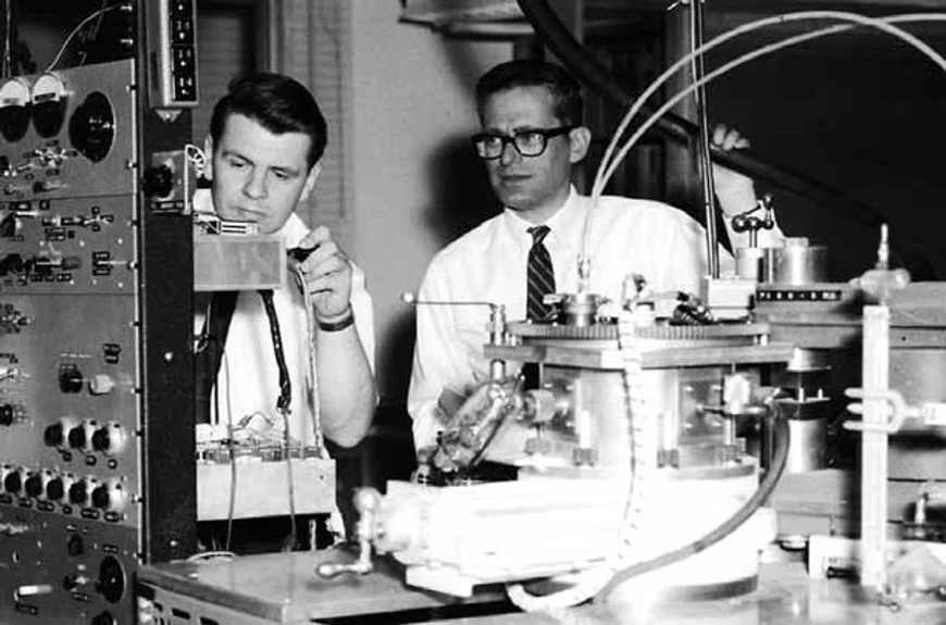 ČSHS: Obrázek 13: Richard Wolfgang a Zdeněk Herman u přístroje EVA I (Boulder,Colorado, 1969)