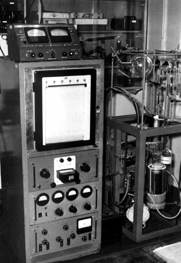 ČSHS: Obrázek 1: Celá sestava hmotnostního spektrometru Dempsterova