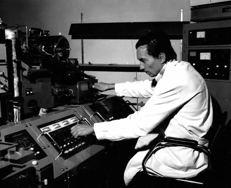 ČSHS: Obrázek 4: Přední ovládací část a vpravo vzadu zdroje hmot. spektrometru Jeol JMS-01-SG2