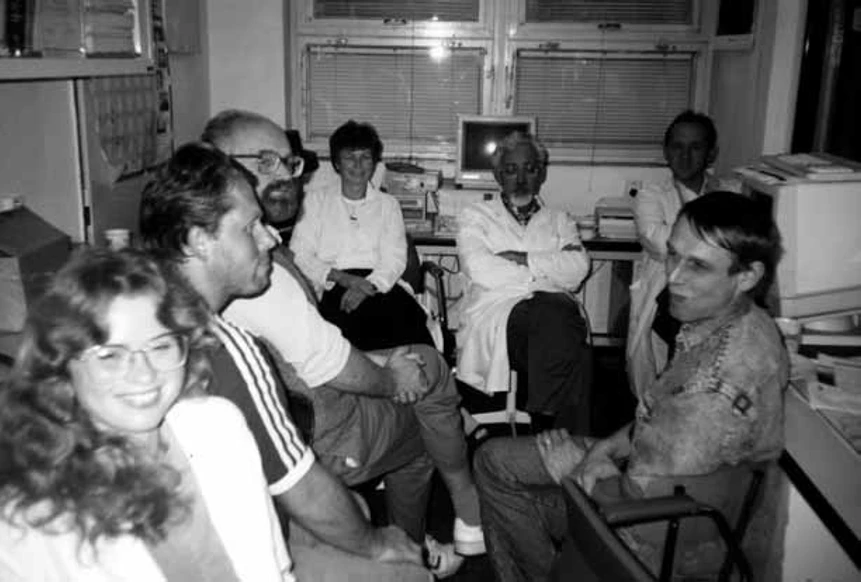 ČSHS/V. Havlíček: Obrázek 3 - Rozšířené zasedání laboratoře spektrálních metod (1991). Zleva: Veronika Machurová, Jan Němeček, Vilém Schön, Věra Přikrylová, Petr Sedmera, Marián Beran a Miroslav Flieger.