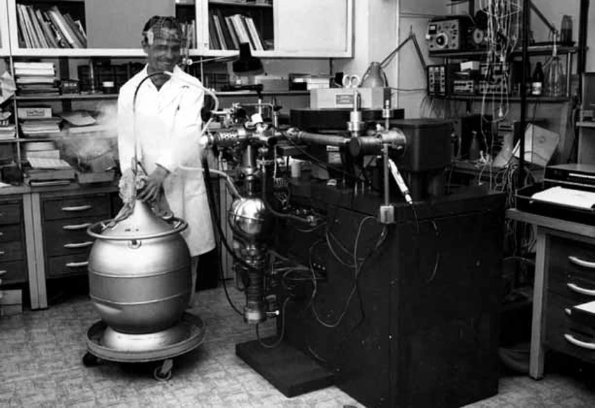 ČSHS/Václav Fanta: Obrázek 1 - Jindřich Vokoun se spektrometrem Varian MAT-311 (1972)