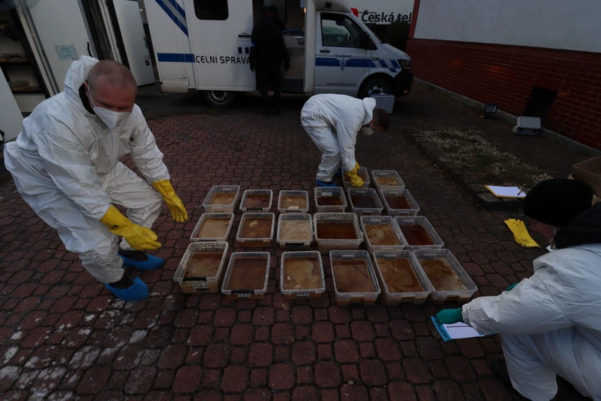 Celní Správa ČR: První laboratoř k výrobě klefedronu v Česku - Výroba návykové látky clefedron