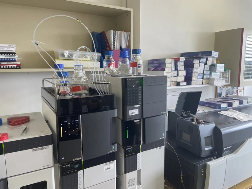 Český rozhlas/Ondřej Vaňura: Kapalinový chromatograf s hmotnostním spektrometrem