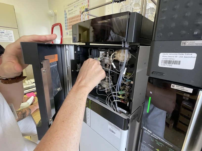 Český rozhlas/Ondřej Vaňura: Práce s kapalinovým chromatografem