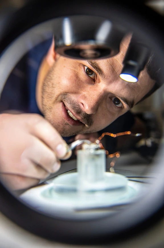 Forum: Magazín Univerzity Karlovy/Vladimír Šigut: Michal Vališka zkoumá, jak se materiál stane supravodičem