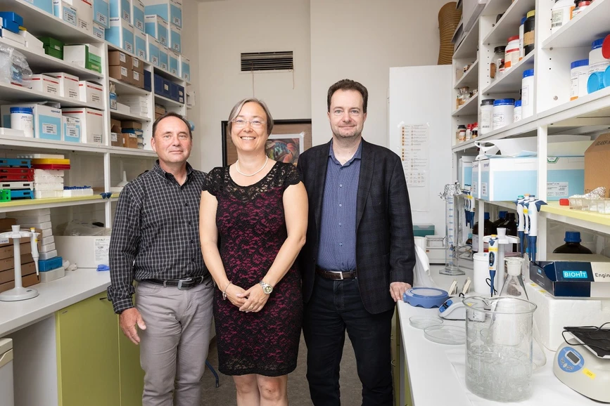 Forum: magazín Univerzity Karlovy/Michal Novotný: Spolupráce FaF UK a LFHK UK (z níž je profesorka Řezáčová) se osvědčila už u předchozího projektu InoMed, na nějž OncoPharm volně.