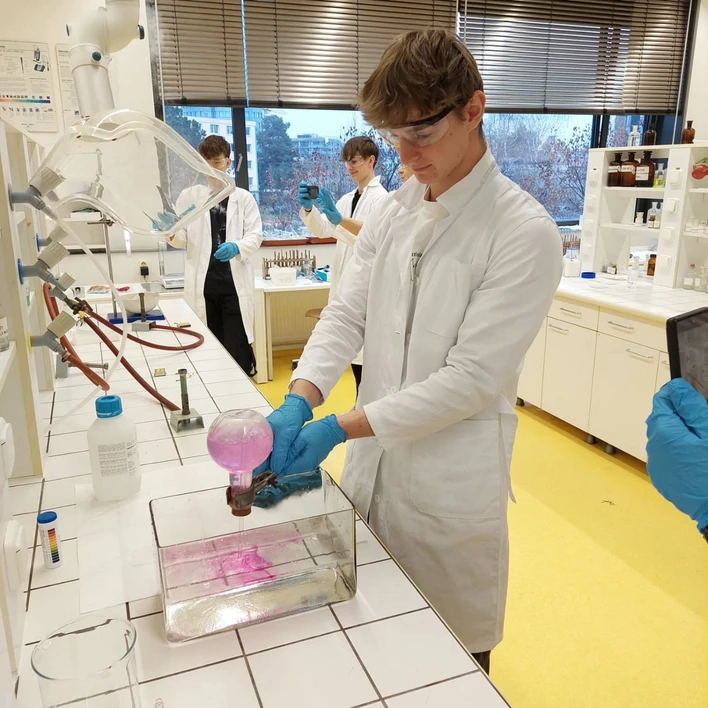 KACH: Exkurze pro střední školy - práce v laboratoři