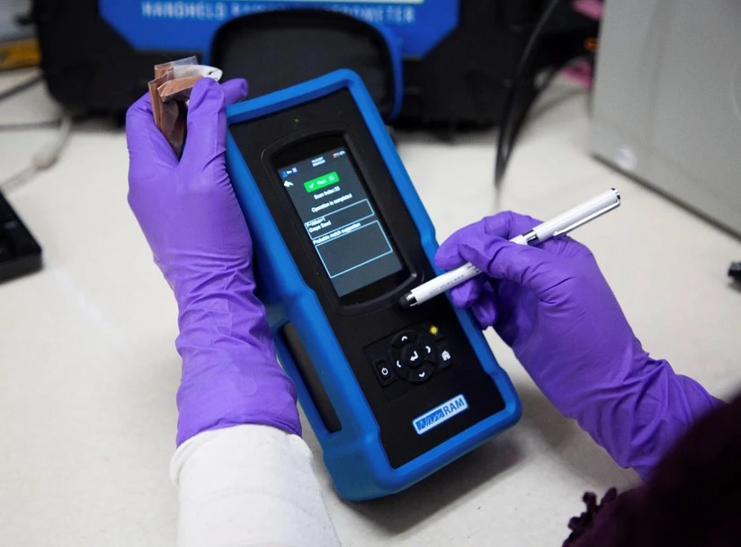 Metrohm: Jak Raman vypadá? Model Raman s 1064 nm laserem pro potlačení flueorescence.