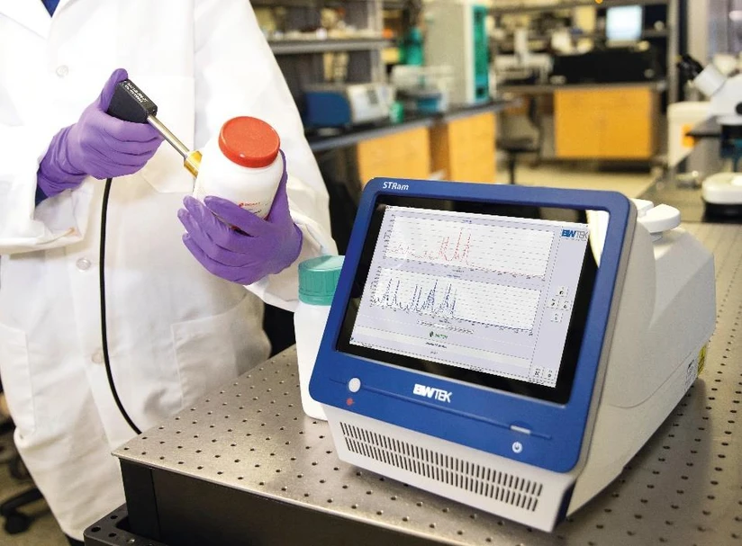 Metrohm: Jak Raman vypadá? Přenosný model stolního Ramanu s příslušenstvím pro měření skrz nádoby.
