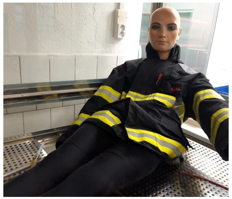 HZS ČR / Tomáš Čapoun, Jana Krykorková, Michal Krykorka: Obrázek 3 Modelové zkoušky kontaminace zkušební figuríny v hermetické komoře