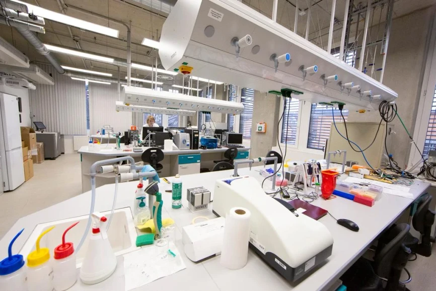 Noc Vedcu 2022: Exkurze po laboratořích chemie