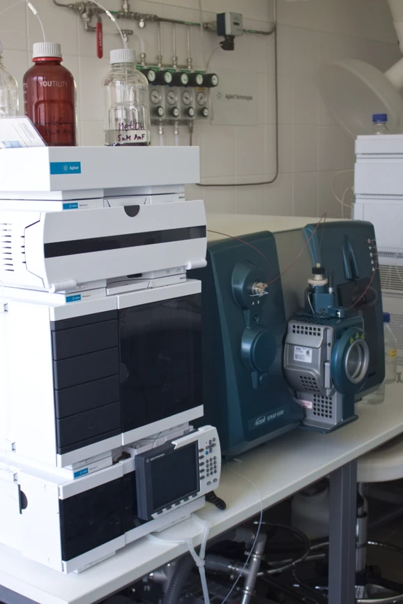 Recetox: Tandemový hmotnostní spektrometr SCIEX QTRAP 6500+ ve spojení s kapalinovým chromatografem Agilent 1290 Infinity II