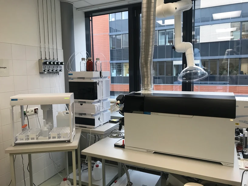 Recetox: Tandemový hmotnostní  spektrometr  s  indukčně vázaným  plazmatem  spojený  s kapalinovým chromatografem Agilent 1260 Infinity II/ICP-QQQ 8900