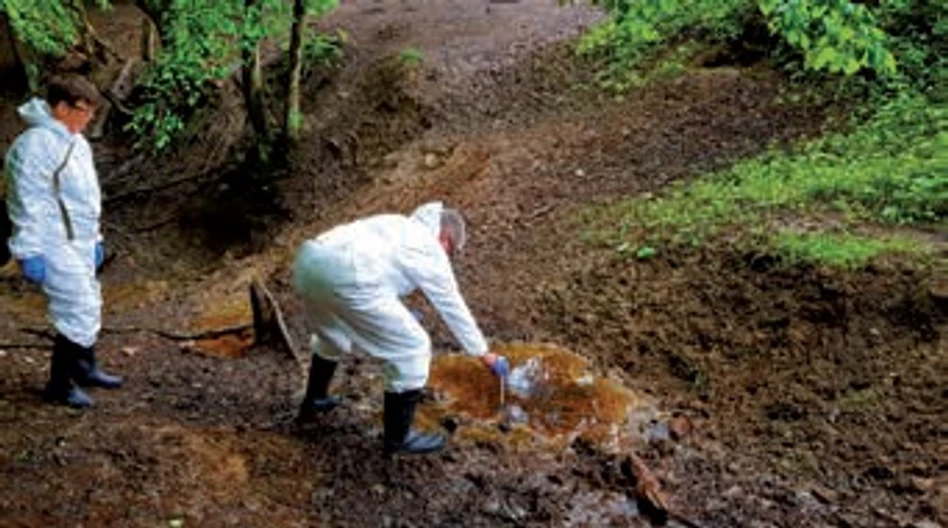 Revue CO: Určené miesto pre odber prvých vzoriek. Išlo o miesto, kde boli už pravdepodobne veľmi dávno zakopané dva alebo tri oceľové sudy, ktorých obal už skorodoval a zo zablateného terénu vyčnievali hnedé hrudy