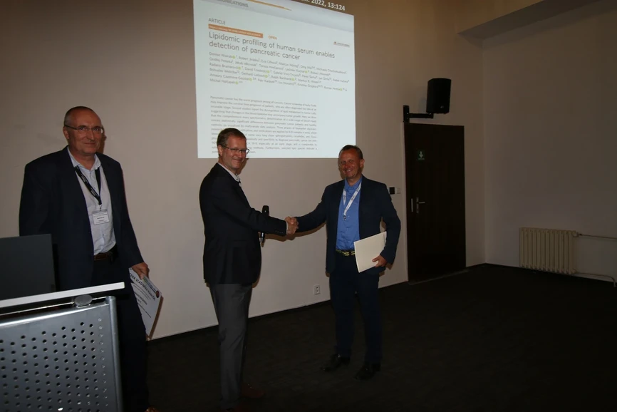 SSJMM/23. Škola MS 2022: Vyhlášení ceny VLADIMÍRA HANUŠE (z leva Marek Exner (Waters), Jan Preisler (MUNI), Michal Holčapek (UPCE))