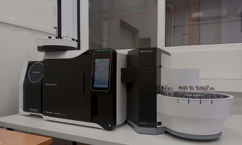 Instalace nového systému Shimadzu GC-MS v laboratoři Výzkumného ústavu organických syntéz