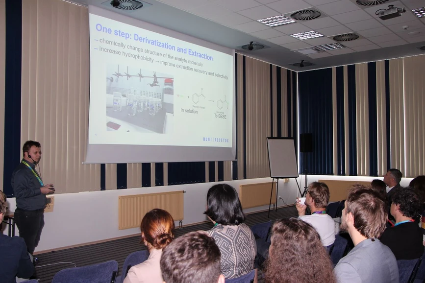 Škola hmotnostní spektrometrie: 26. Škola MS 2025 -  Analýza aromatických aminů v odpadních vodách pomocí in situ derivatizace, SBSE a LC-MS (Adam Březina)