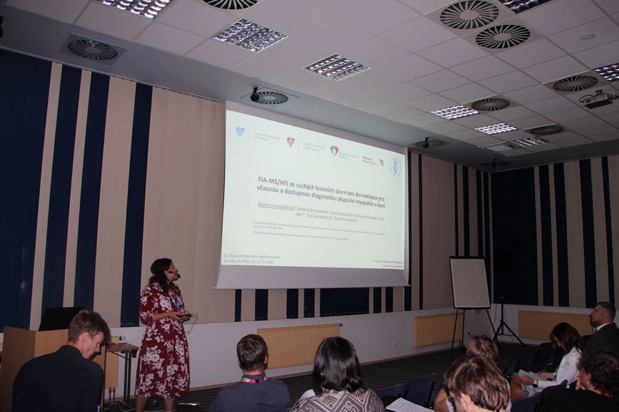 Škola hmotnostní spektrometrie: 26. Škola MS 2025 - FIA-MS/MS ze suchých krevních skvrn bez derivatizace pro včasnou a dostupnou diagnostiku atypické myopatie u koní (Martina Kadláčková)