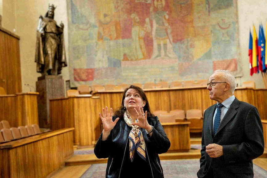 UK Forum/Hynek Glos: Rektorka UK Milena Králíčková provedla vzácnou návštěvu Karolinem - došlo ina společné selfie s děkanem Harvardu i s Karlem IV. v pozadí.