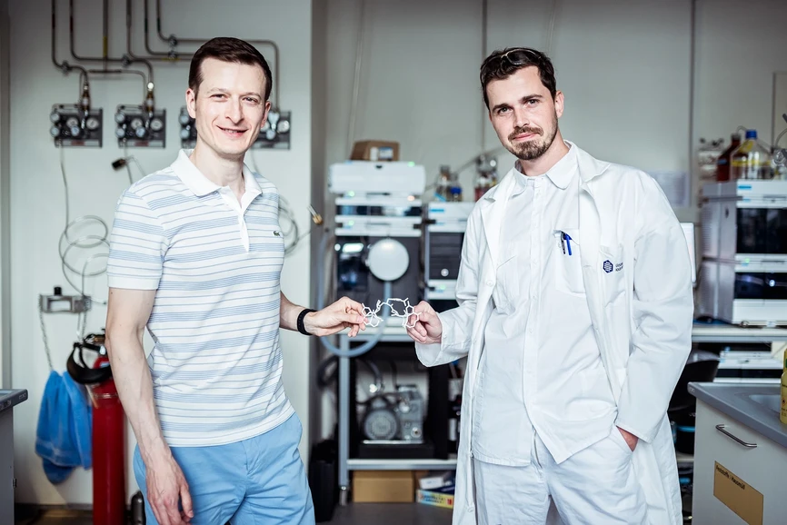 ÚOCHB/Tomáš Belloň: Dr. Miloslav Polášek & Jan Kretschmer, skupina Koordinační chemie v ÚOCHB