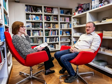 Podcast CHEmic #52 – Škrty Trumpovy administrativy doléhají na vědeckou komunitu a pocítí je celý svět