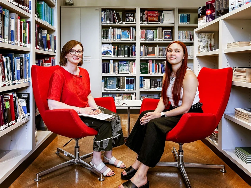 ÚOCHB / Tomáš Belloň: Podcast CHEmic #65 – Chemie nejsou jen baňky a kahany. Výbuchy simulujeme v počítači