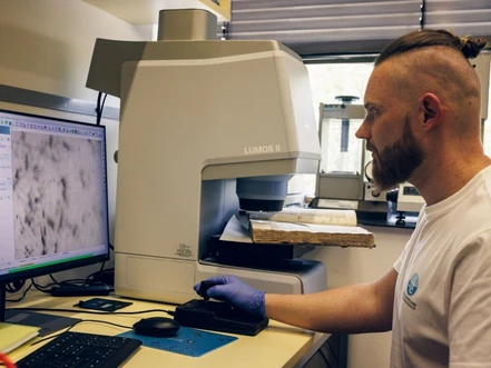 Skvrny na středověkých lékařských knihách mohou prozradit složení tehdejších medikamentů