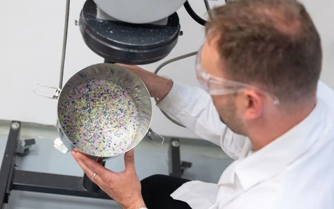 Elektřina z plastového odpadu? Vědci ze Zlína vyvíjejí ekologické nanogenerátory