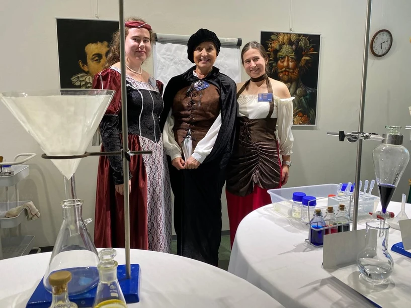 Ústav fyzikální chemie J. Heyrovského: Chemické divadlo “ALCHYMIST(K)A”