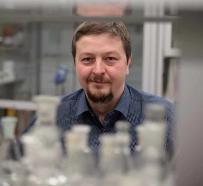 Cvičíme molekuly, aby se syntetizovaly samy