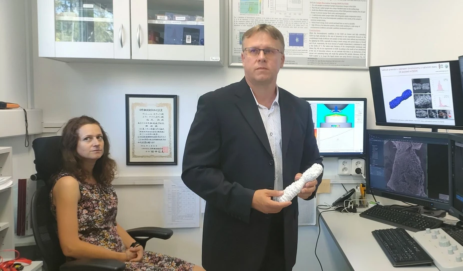 Vědavýzkum.cz: Vilém Neděla a Eva Tihlaříková u svého A-ESEM mikroskopu.