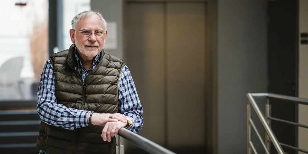 <p>Masarykova univerzita, Jan Prokopius, Magazín M, CC-BY: John Paul Giesy přispěl k rozvoji centra RECETOX nejen výchovou studentů, ale i doporučeními z pozice člena jeho mezinárodní vědecké rady.</p>
