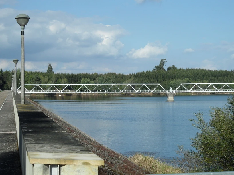 <p>Stribrohorak: Přehrada Švihov (Želivka) A. Lávka vedoucí z hráze k odběrné věži, okres Kutná Hora, Česká republika.</p>

