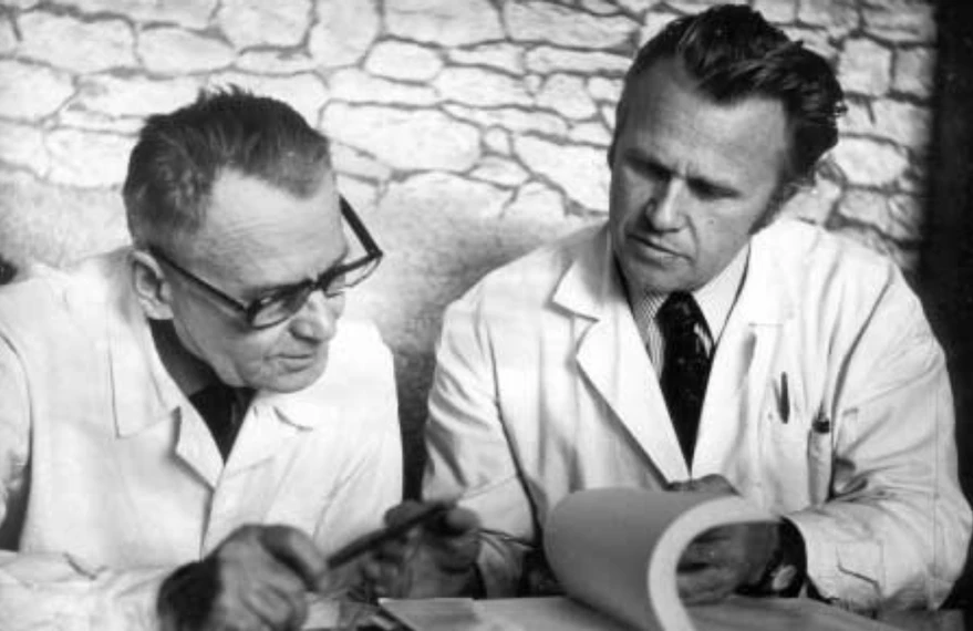 <p>Univerzita Pardubice: (zleva) prof. Jureček, prof. Churáček</p>
