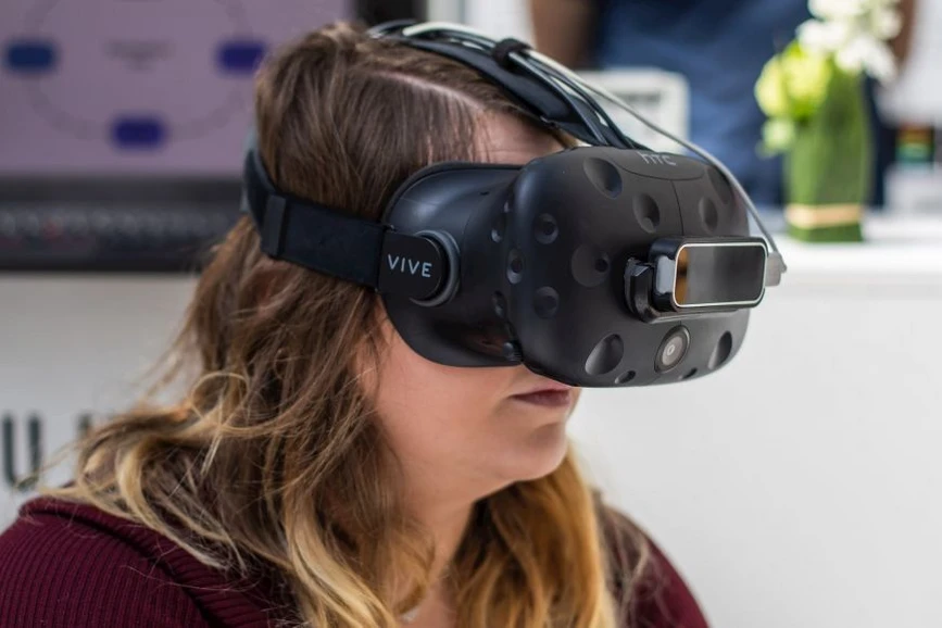 Masarykova univerzita, Magazín M, CC-BY: Využití VR v psychiatrii není novinka, ale větší možnosti pro aplikace se ale objevují až v posledních letech, kdy se technologie staly dostupnější.